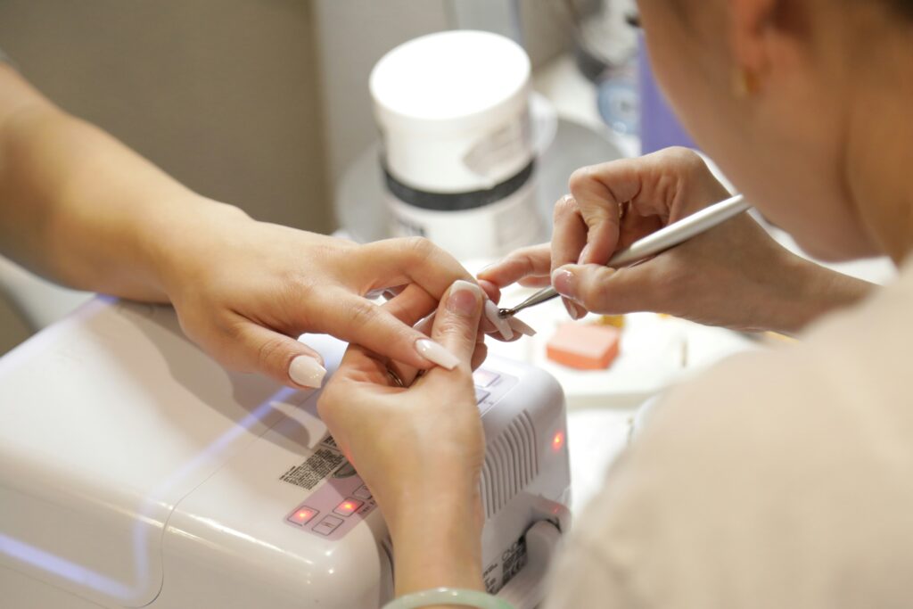 Professionele nagelstyliste voert een nauwkeurige manicure uit bij ViNail Nagelstudio in Winterswijk.